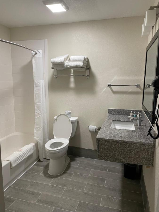 Quality Inn & Suites Spring Lake - Fayetteville Near Fort Bragg Kültér fotó