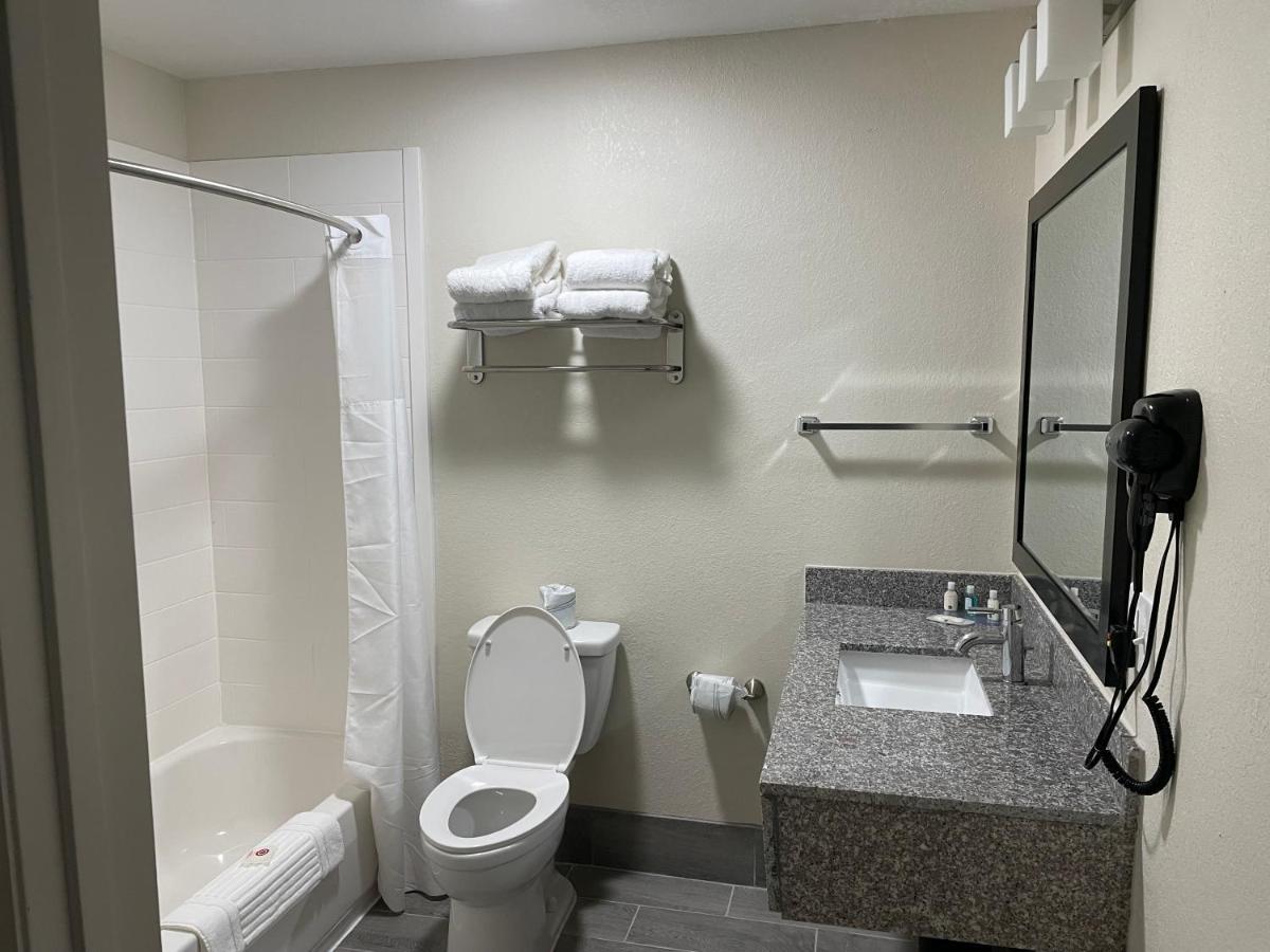 Quality Inn & Suites Spring Lake - Fayetteville Near Fort Bragg Kültér fotó