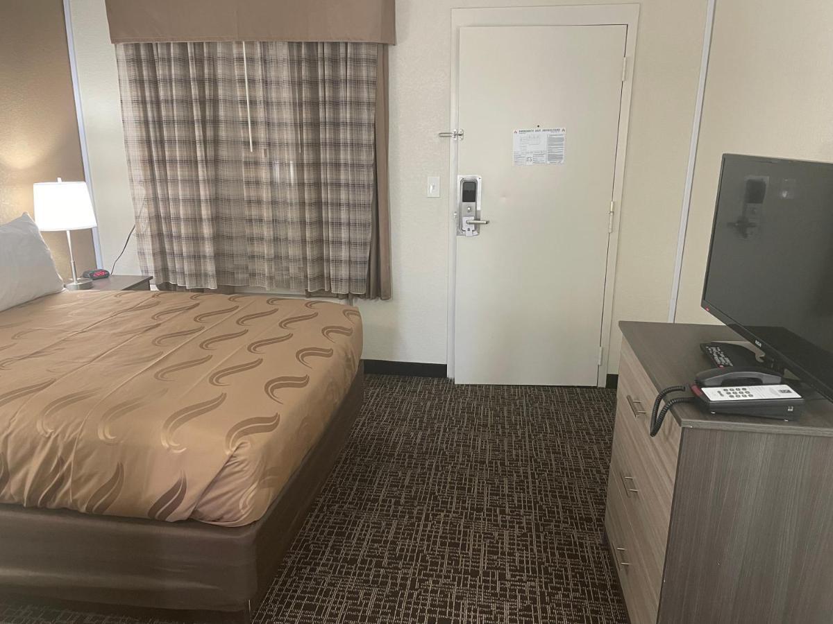 Quality Inn & Suites Spring Lake - Fayetteville Near Fort Bragg Kültér fotó