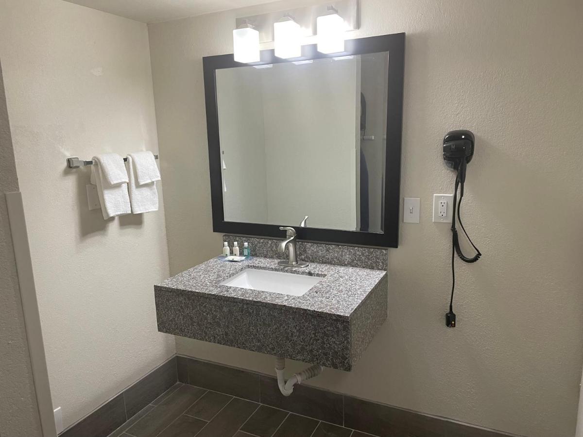 Quality Inn & Suites Spring Lake - Fayetteville Near Fort Bragg Kültér fotó
